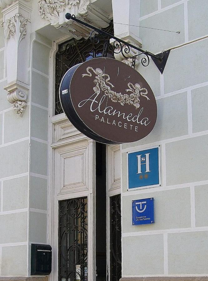 Alameda Palacete Pensión 2*